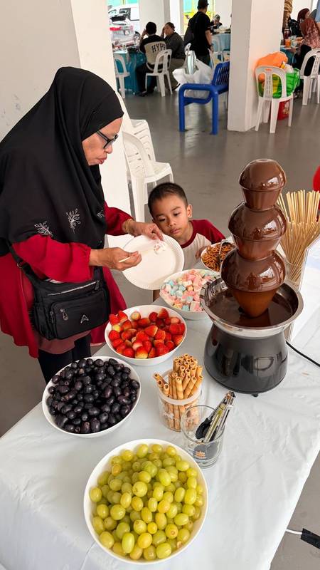Chocolate Fondue thumbnail 4