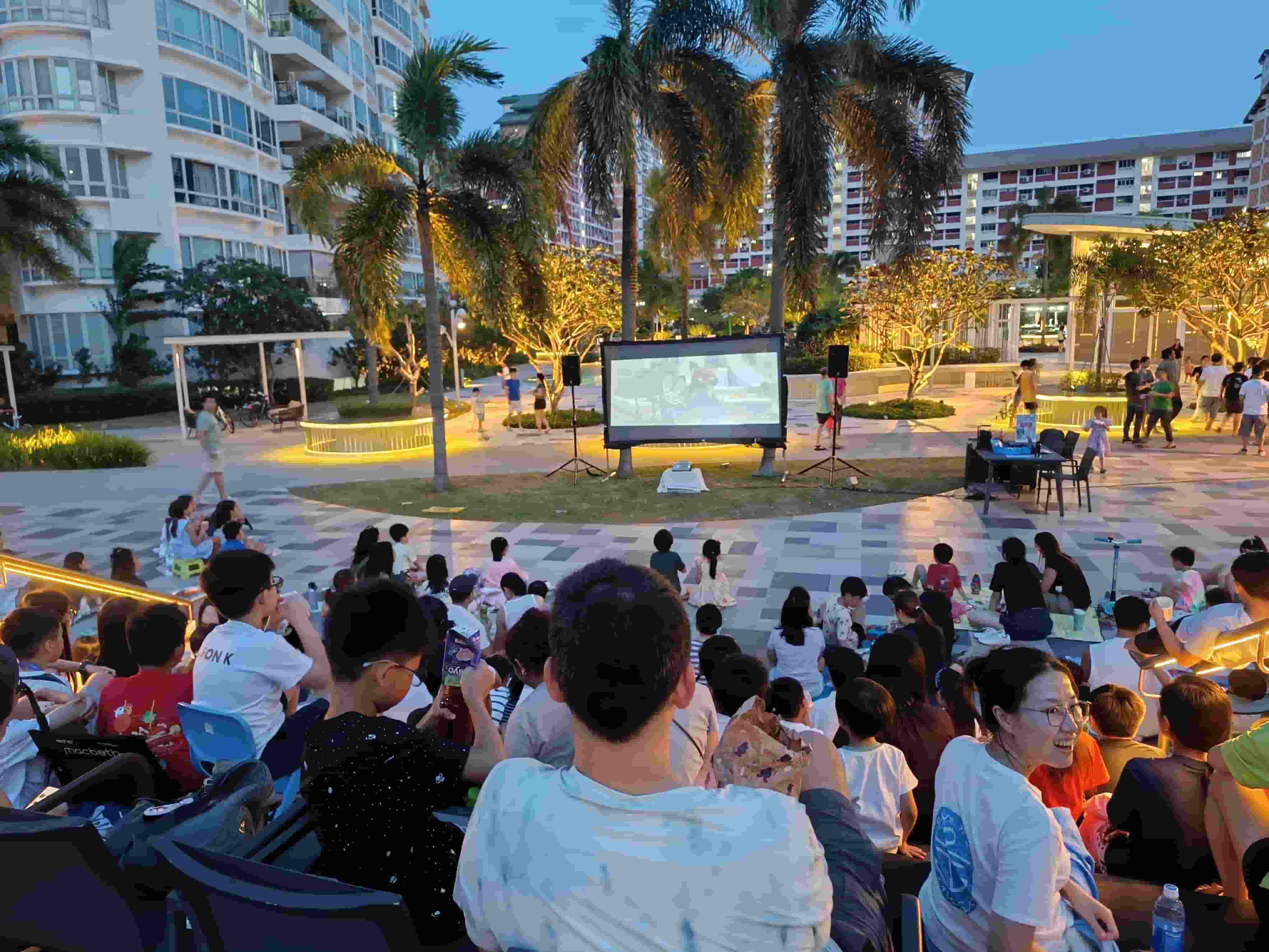 Projector & Screen thumbnail 2